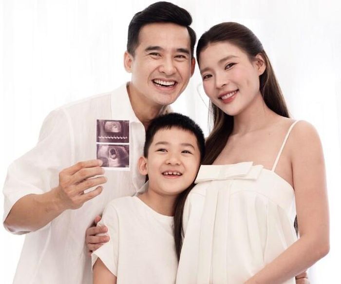 Con trai Thúy Diễm và Lương Thế Thành nhất quyết không tin chuyện mẹ đang mang bầu.