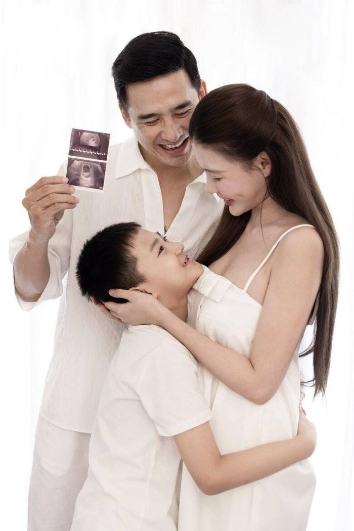Thúy Diễm và Lương Thế Thành chia sẻ tin vui có con thứ 2 vào đúng dịp kỷ niệm 10 năm ngày cưới.