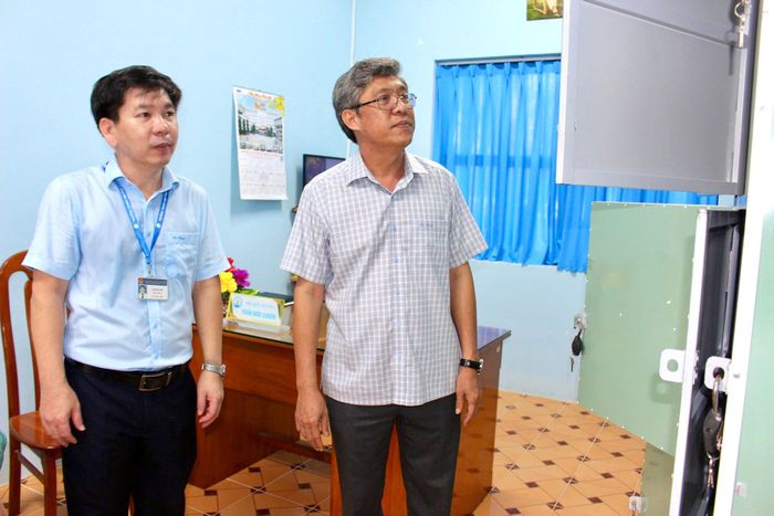 Đồng chí Nguyễn Minh kiểm tra tủ đựng đề thi, bài thi