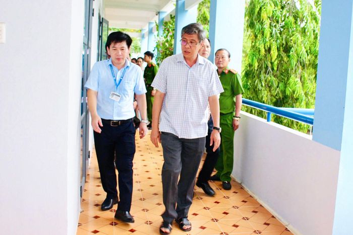 Đồng chí Nguyễn Minh cùng đoàn công tác của tỉnh kiểm tra công tác chuẩn bị kỳ thi tại Trường THPT Bùi Thị Xuân