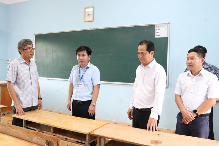 Đồng chí Nguyễn Minh cùng các thành viên trong Đoàn kiểm tra phòng thi