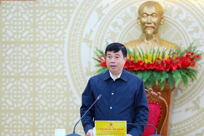 Ủy viên Ban Chấp hành Trung ương Đảng, Bí thư Tỉnh ủy, Trưởng Đoàn ĐBQH tỉnh Lâm Đồng yêu cầu các cơ quan, đơn vị đi thẳng vào vấn đề, không né tránh trách nhiệm khi giải quyết khó khăn, vướng mắc