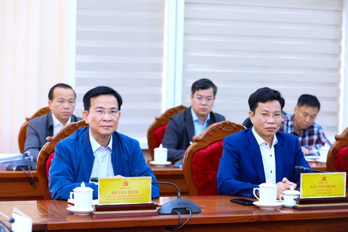 Đồng chí Hồ Văn Mười, Ủy viên Ban Chấp hành Trung ương Đảng, Phó Bí thư Tỉnh ủy, Chủ tịch UBND tỉnh và đồng chí Lưu Văn Trung, Phó Bí thư Tỉnh ủy, Chủ tịch HĐND tỉnh dự hội nghị