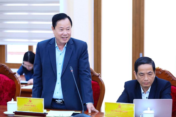 Ủy viên Ban Thường vụ Tỉnh ủy, Phó Chủ tịch Thường trực Ủy ban MTTQ Việt Nam tỉnh Lâm Đồng Phạm Triều trao đổi về nhân lực và chế độ cho hội, đoàn thể cấp cơ sở