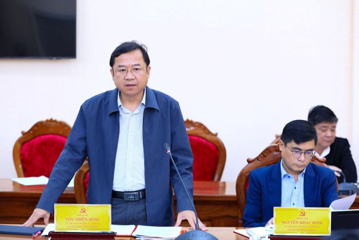 Ủy viên Ban Thường vụ Tỉnh ủy, Trưởng Ban Tổ chức Tỉnh ủy Lâm Đồng Tôn Thiện Đồng báo cáo về quy định tuyển dụng, chính sách tiền lương và tình hình biên chế của địa phương