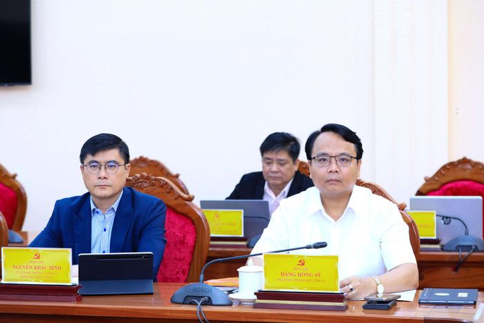 Đồng chí Đặng Hồng Sỹ, Phó Bí thư Thường trực Tỉnh ủy Lâm Đồng cùng các đại biểu dự hội nghị