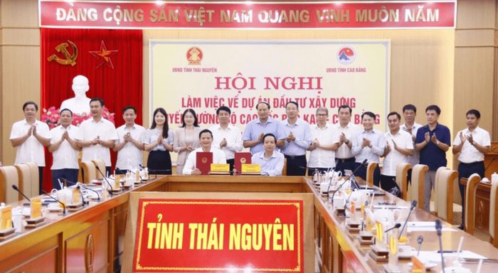 Lãnh đạo UBND tỉnh Cao Bằng và Thái Nguyên ký Biên bản ghi nhớ thống nhất một số nội dung phối hợp triển khai Dự án đầu tư xây dựng tuyến đường bộ cao tốc Bắc Kạn - Cao Bằng. Ảnh: Báo Thái Nguyên