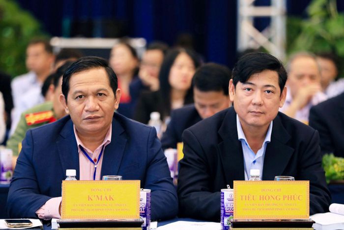 Các đồng chí trong Thường trực HĐND tỉnh Lâm Đồng theo dõi phát biểu đề dẫn tại hội thảo