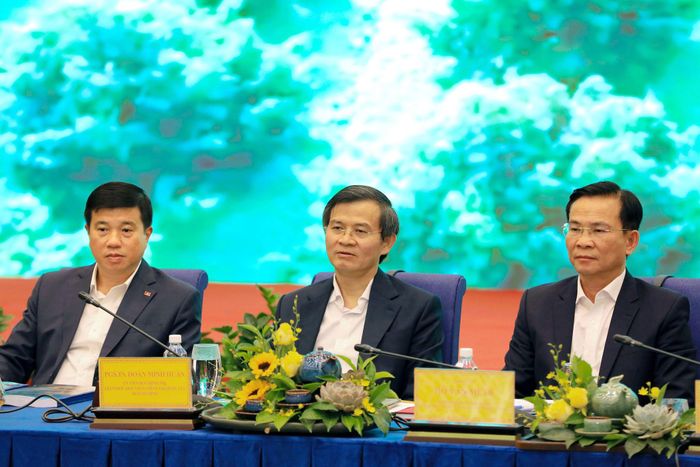 Các đồng chí chủ trì hội thảo theo dõi phát biểu