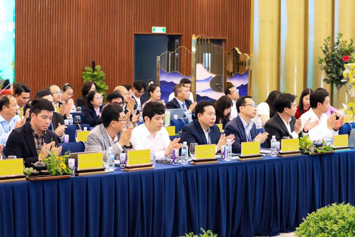 Các đại biểu thể hiện sự đồng tình, thống nhất cao với phát biểu của Bí thư Tỉnh ủy Lâm Đồng Y Thanh Hà Niê Kđăm