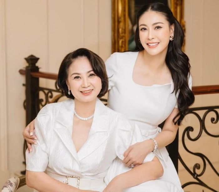 Hà Kiều Anh và mẹ.