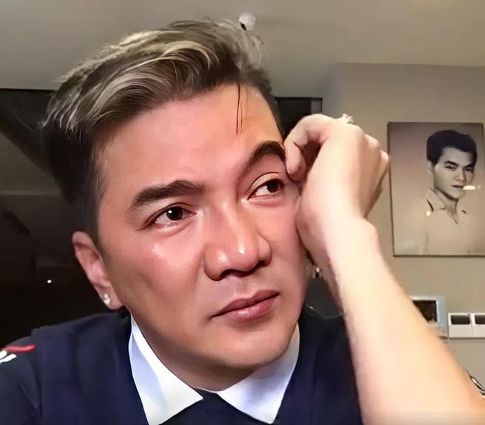 Đàm Vĩnh Hưng khóc khi livestream nói về sự việc của mẹ.