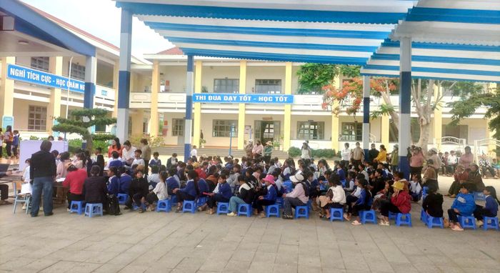 Trung tâm Y tế khu vực Đơn Dương tổ chức khám sức khỏe cho học sinh tại trường sáng 30/5