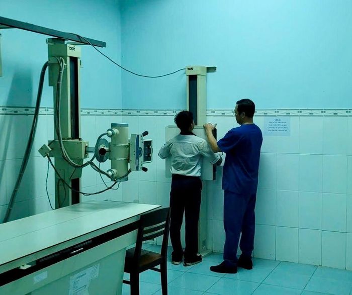 Chụp X-quang phổi cho người dân tại đặc khu Phú Quý