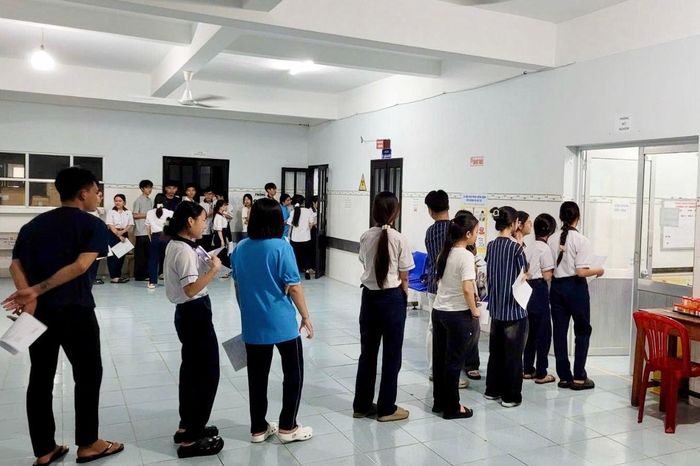 Khám sức khỏe cho người dân đặc khu Phú Quý sáng 30/5