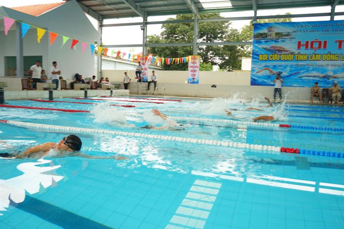 Vận động viên tranh tài trên đường bơi