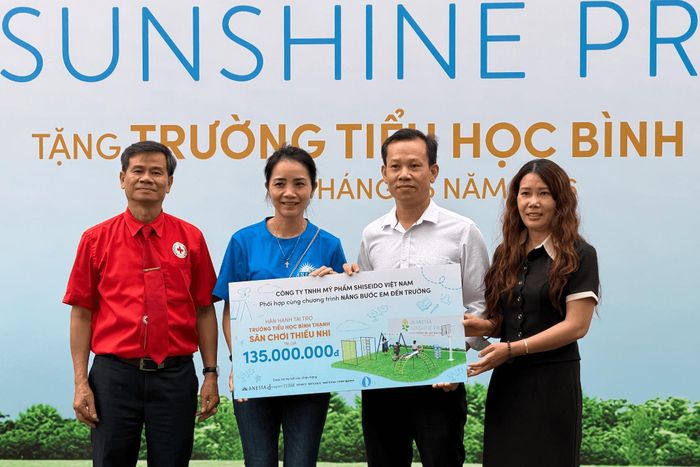 Đại diện Hội Chữ thập đỏ tỉnh và đơn vị đồng hành trao bảng tặng công trình sân chơi cho Trường Tiểu học Bình Thạnh