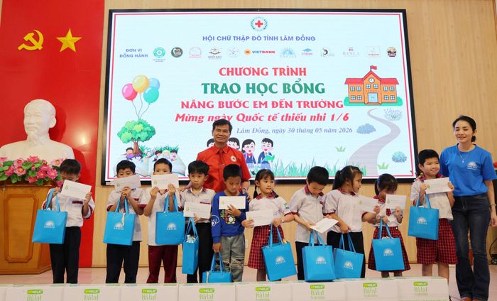 Lãnh đạo Hội Chữ thập đỏ tỉnh cùng đơn vị tài trợ trao bảng tượng trưng nguồn lực hỗ trợ học sinh khó khăn