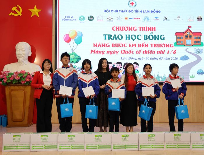 Lãnh đạo Hội Chữ thập đỏ tỉnh cùng đơn vị tài trợ trao bảng tượng trưng nguồn lực hỗ trợ học sinh khó khăn