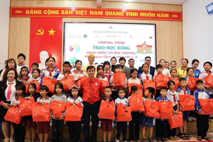 Ban tổ chức chương trình trao quà 1/6 đến các em thiếu nhi tại chương trình