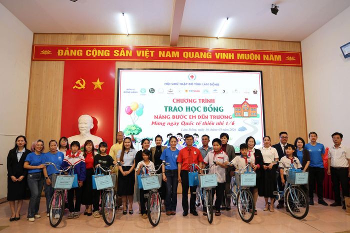 Đại diện Ban Tổ chức trao xe đạp cho học sinh vượt khó học tốt trên địa bàn xã Đức Trọng