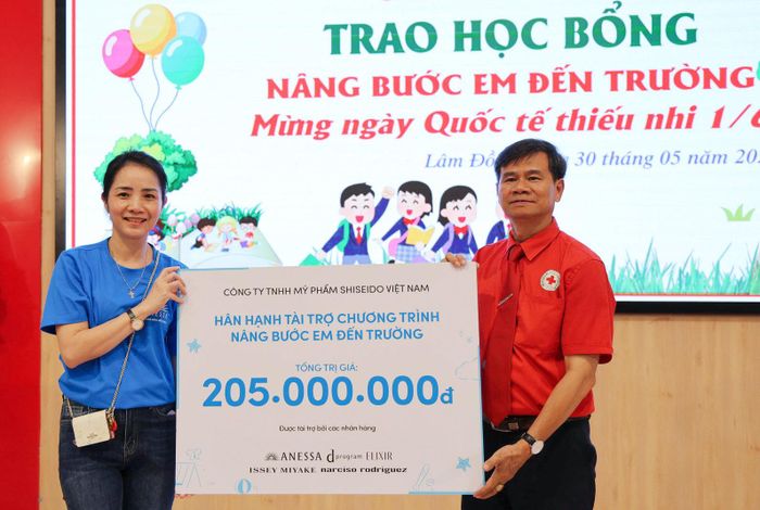 Chương trình trao nguồn lực tổng trị giá khoảng 310 triệu đồng nhằm tiếp sức học sinh có hoàn cảnh khó khăn trên địa bàn xã Đức Trọng