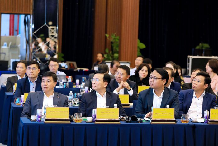 Các đại biểu theo dõi phiên tọa đàm của các đại biểu chuyên gia