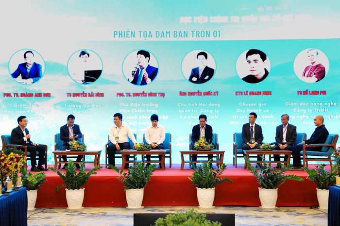 Các đại biểu khách mời dự tọa đàm phiên 1 với chủ đề “Về mô hình phát triển tỉnh Lâm Đồng trong kỷ nguyên mới”