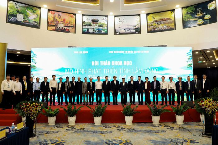 Lãnh đạo Học viện Chính trị quốc gia Hồ Chí Minh và tỉnh Lâm Đồng cùng các đại biểu dự tọa đàm