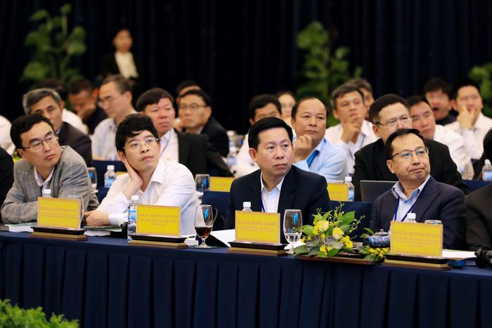 Các đại biểu theo dõi phiên tọa đàm
