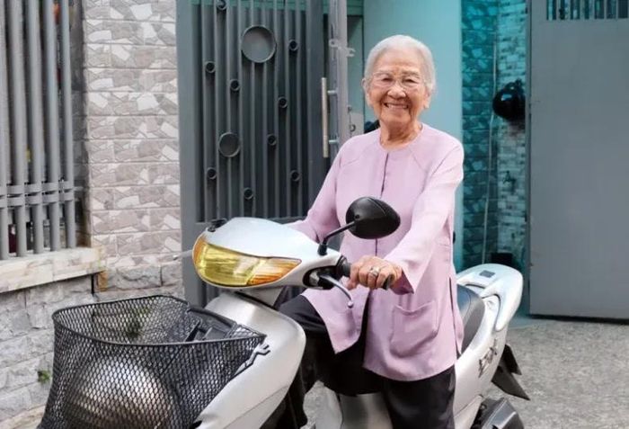 NSƯT Phi Điểu miệt mài hoạt động nghệ thuật, tự chạy xe máy đi làm.