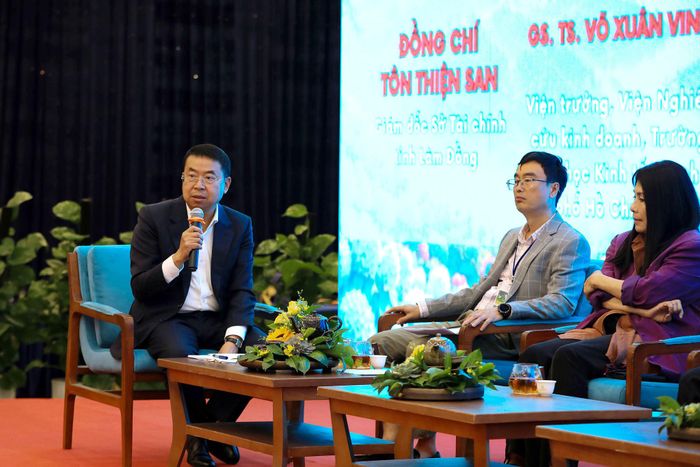 Giám đốc Sở Tài chính Lâm Đồng Tôn Thiện San điều hành phiên tọa đàm