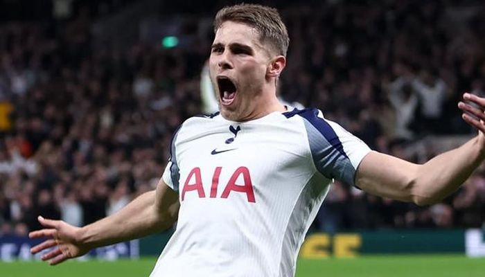 Micky van de Ven được Liverpool săn đón.