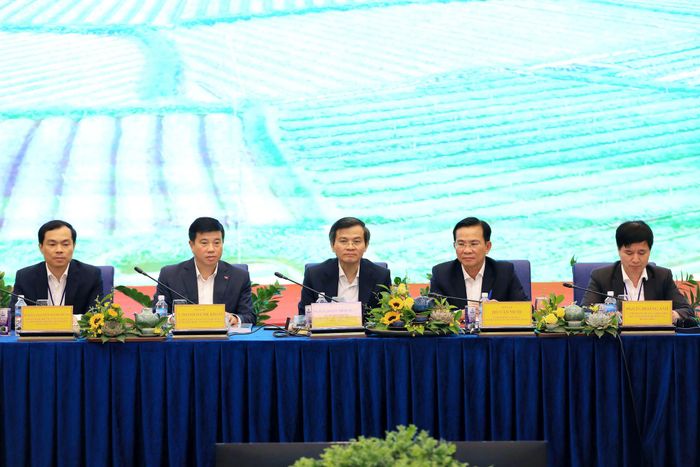 Các đại biểu chủ trì Hội thảo khoa học “Mô hình phát triển tỉnh Lâm Đồng: Tiềm năng và bứt phá”