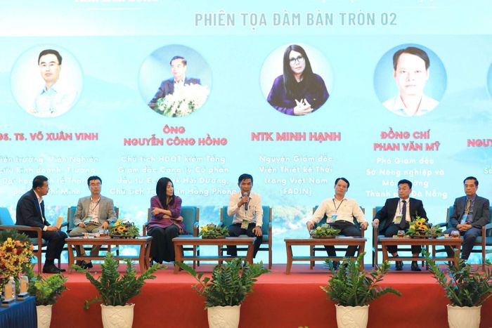 Các đại biểu khách mời dự phiên tọa đàm với chủ đề “Chia sẻ kinh nghiệm của một số địa phương và gợi mở cơ chế, chính sách phát triển đặc thù cho Lâm Đồng”