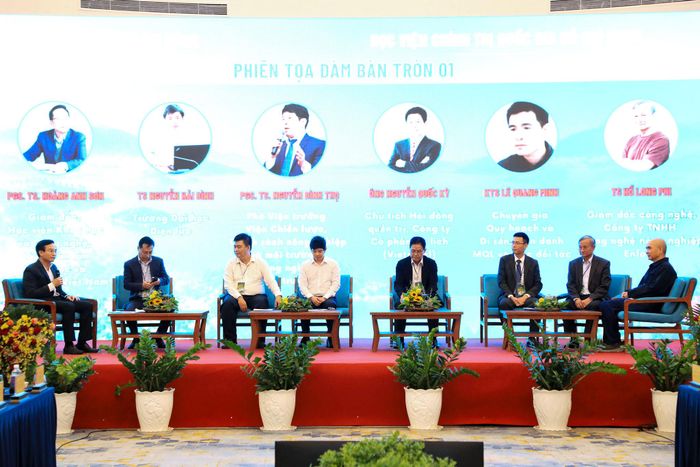 Các đại biểu khách mời dự tọa đàm phiên 1 với chủ đề “Về mô hình phát triển tỉnh Lâm Đồng trong kỷ nguyên mới”