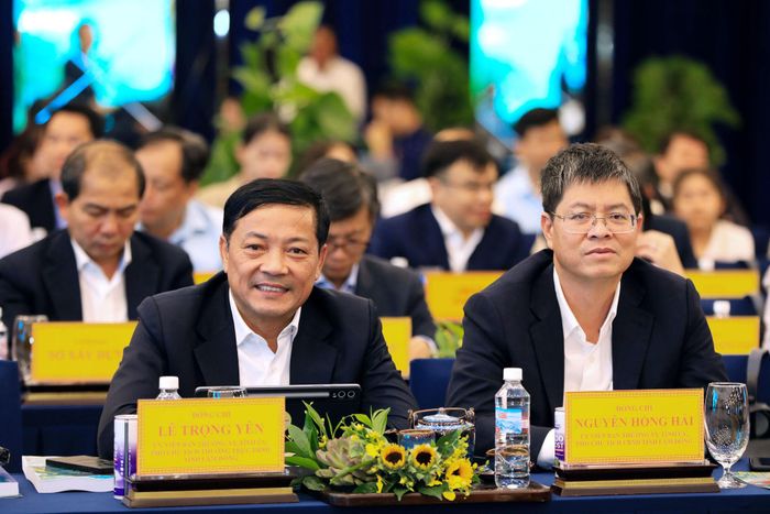 Các đồng chí trong Thường trực UBND tỉnh Lâm Đồng theo dõi phát biểu tại hội thảo