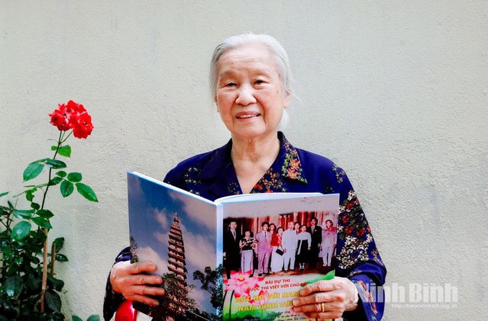 Bà Vũ Thị Bích Liên (phường Nam Định) vinh dự 2 lần được gặp Bác Hồ (năm 1963 và 1966).
