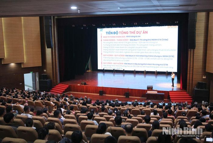 Đại diện đơn vị tư vấn bán hàng giới thiệu về Dự án.