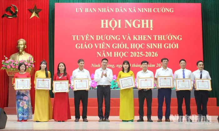 Lãnh đạo xã Ninh Cường trao Giấy khen cho các cá nhân có thành tích xuất sắc trong năm học 2025-2026.