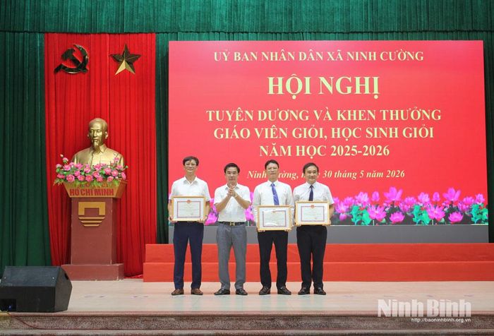 Lãnh đạo xã Ninh Cường trao Giấy khen cho các tập thể có thành tích xuất sắc trong năm học 2025-2026.