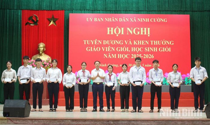 Lãnh đạo xã Ninh Cường trao thưởng cho các học sinh có thành tích xuất sắc trong năm học 2025-2026.