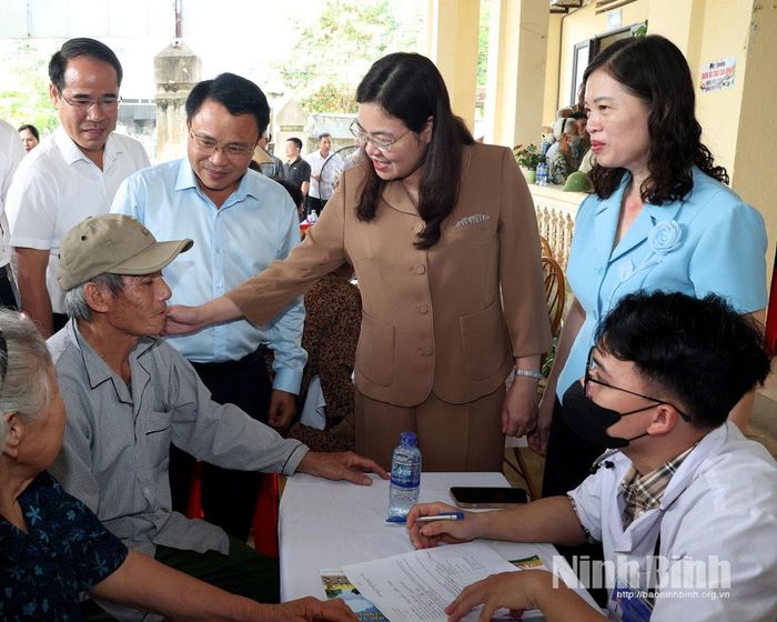 Đồng chí Hà Lan Anh, Tỉnh ủy viên, Phó Chủ tịch UBND tỉnh thăm hỏi người dân đến khám bệnh.