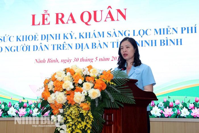 Đồng chí Phạm Thị Phương Hạnh, Tỉnh ủy viên, Giám đốc Sở Y tế phát biểu tại lễ ra quân.