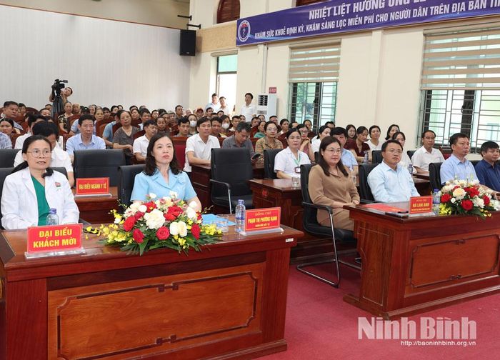 Các đại biểu dự lễ ra quân.