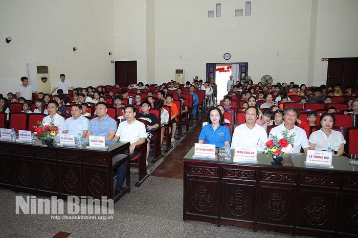 Các đại biểu dự chương trình.