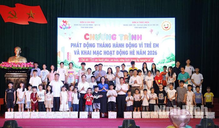 Các đại biểu tặng quà cho các em thiếu nhi.