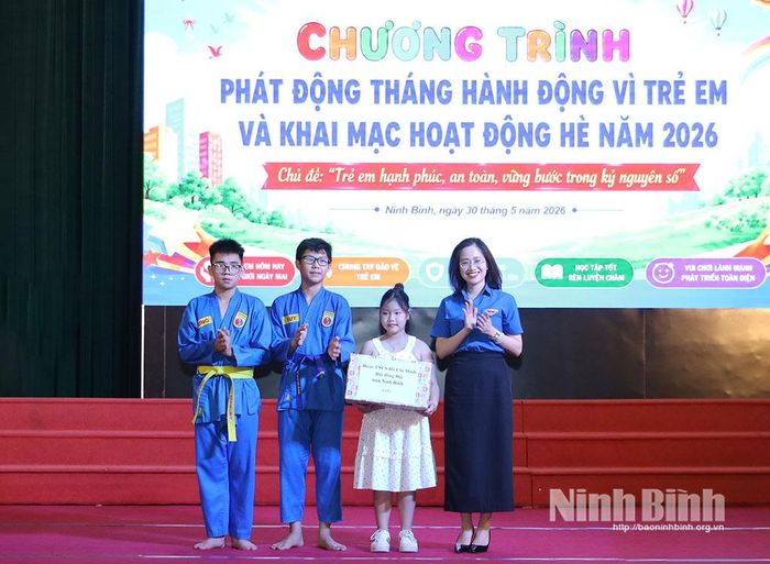Đồng chí Lê Thị Mai Phương, Phó Bí thư Tỉnh đoàn, Chủ tịch Hội đồng Đội tỉnh trao quà cho các em thiếu nhi.