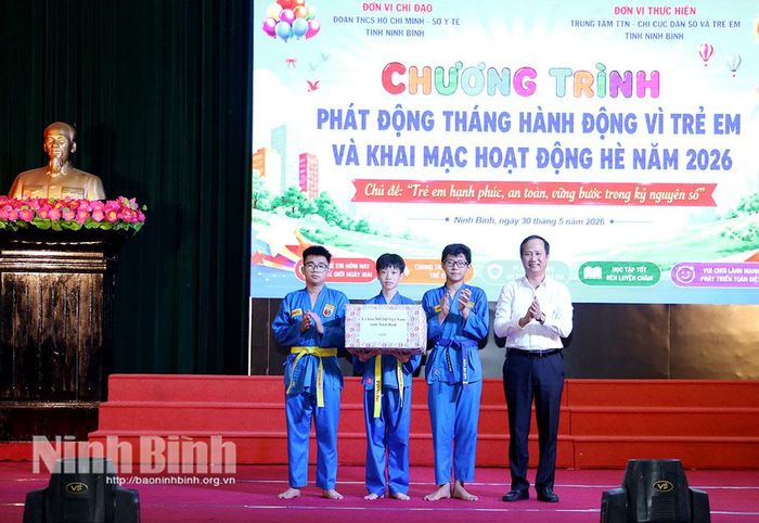 Đồng chí Trần Đăng An, Phó Chủ tịch Ủy ban MTTQ Việt Nam tỉnh trao quà cho các em thiếu nhi.