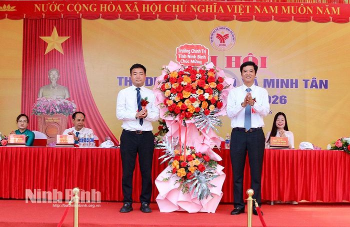 Đồng chí Phan Thành Công, Tỉnh ủy viên, Hiệu trưởng Trường Chính trị tỉnh tặng hoa chúc mừng Đại hội TDTT xã Minh Tân lần thứ I, năm 2026. Ảnh: Khánh Dũng